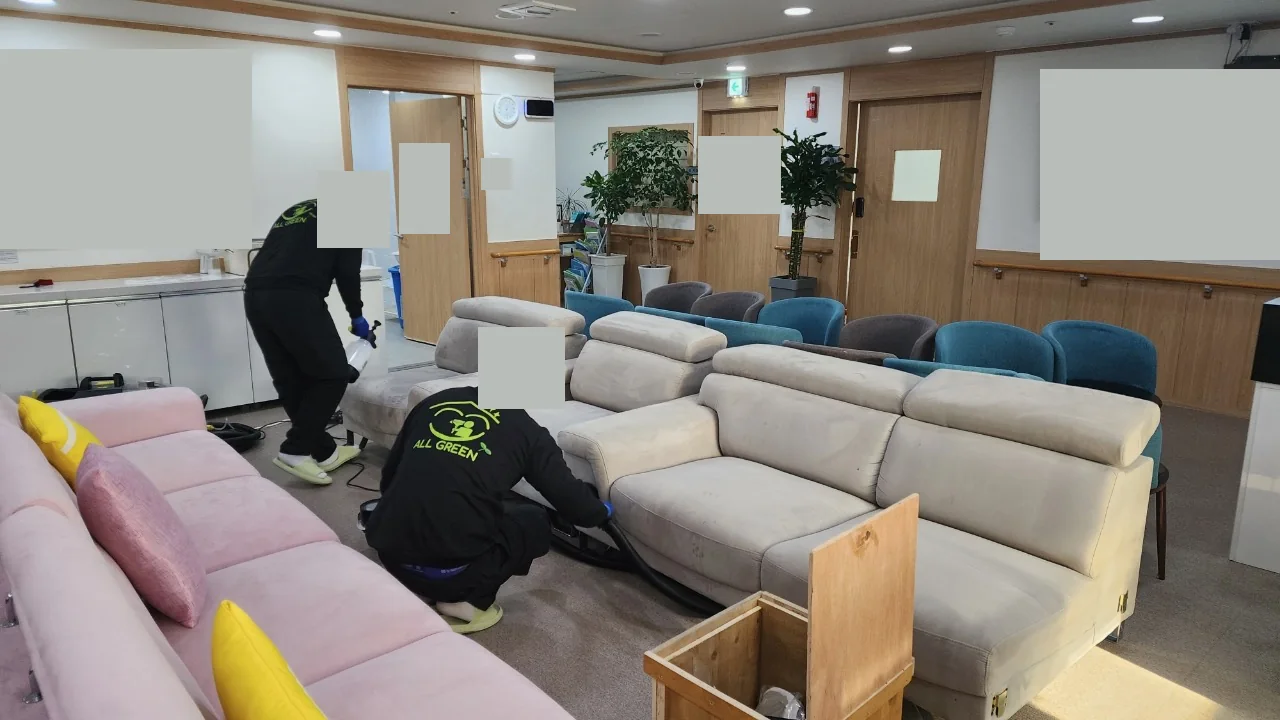 인물과 기관 식별 정보를 가린 올그린 작업자의 소파 케어 현장